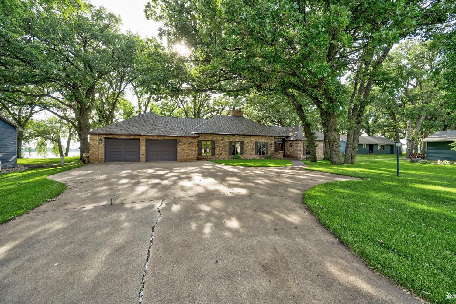 Lakeside Ave, Lake Park, IA 51347