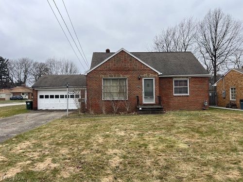 6004 Twin Lakes Dr, Parma, OH, 44129-3510 | Card Image