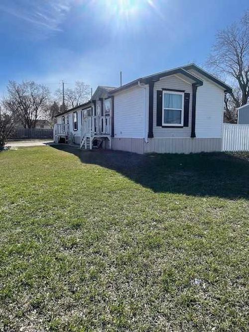 656 1 Street W, Home with 3 bedrooms, 2 bathrooms and 2 parking in Brooks AB | Card Image