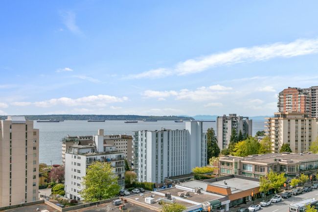 901 - 570 18 Th Street, Condo with 2 bedrooms, 2 bathrooms and 2 parking in West Vancouver BC | Image 2