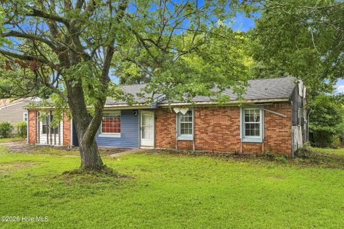 102 Royal Dr, Jacksonville, NC, 28546-8622 | Card Image