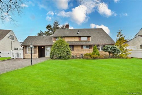 43 Flagstone Ln, Westbury, NY, 11590-6553 | Card Image