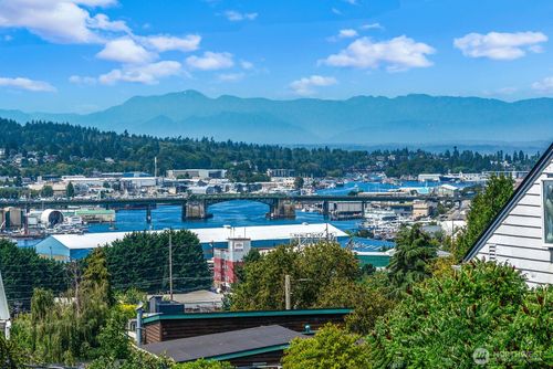 102 N 41st St, Seattle, WA, 98103-7002 | Card Image