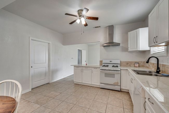 323 W University Ave, House other with 3 bedrooms, 2 bathrooms and null parking in Waxahachie TX | Image 9