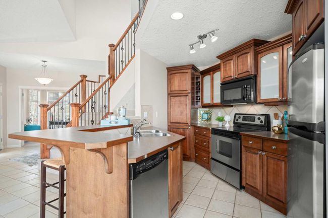 245 Springbank Terrace Sw, Home with 2 bedrooms, 2 bathrooms and 4 parking in Calgary AB | Image 12