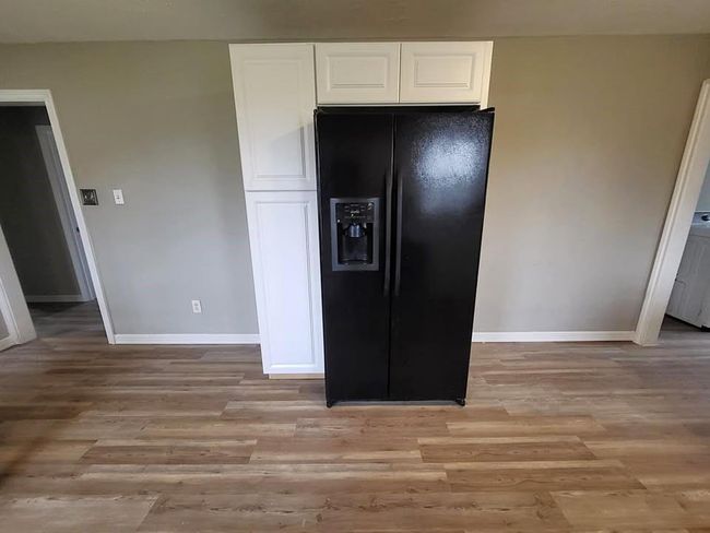 Pantry cabinet, refrigerator included | Image 6