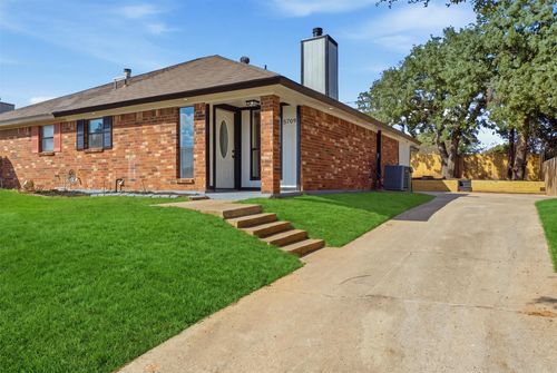 5709 Ranchogrande Dr, Arlington, TX, 76017-2033 | Card Image