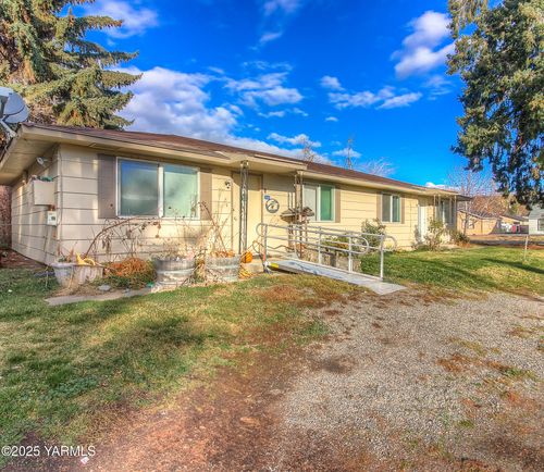 104 Moxee Ave, Naches, WA, 98937-8807 | Card Image