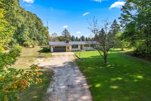 2651 S Sand Lake Rd, Hillsdale, MI, 49242-8622 | Card Image