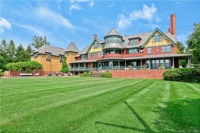 THE GROUNDS // Level manicured grounds perfectly sited at the end of private lane. Exclusive, private and quiet. | Image 36