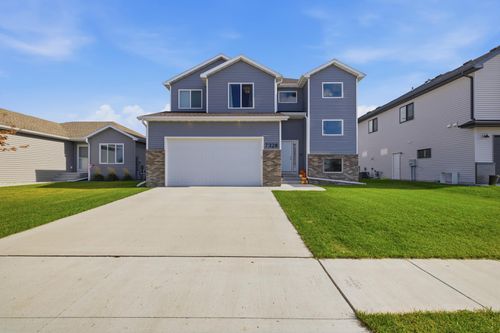 7328 Aquiline Dr S, Fargo, ND, 58104-4640 | Card Image