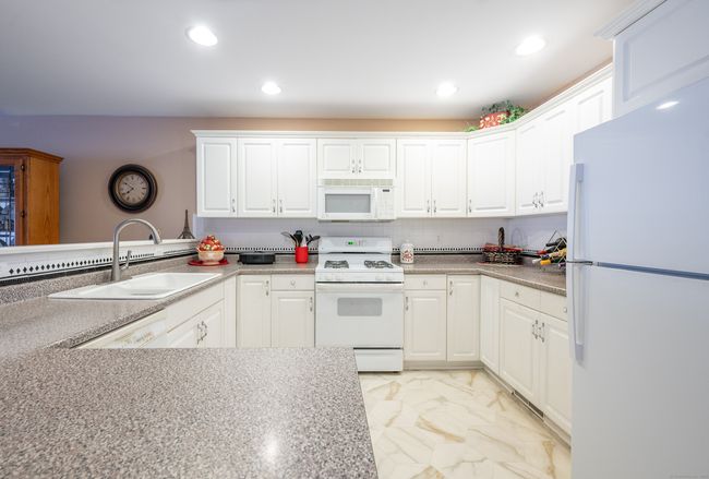 86 - 86 Haley Ln, Condo with 2 bedrooms, 2 bathrooms and null parking in Sandy Hook CT | Image 4