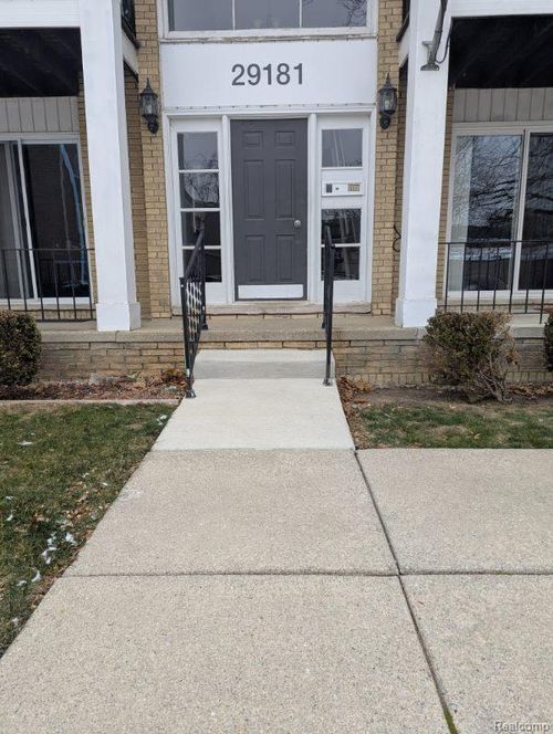 c1-29181 Hayes Rd, Warren, MI, 48088-4018 | Card Image