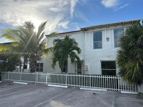 2816 Pine Tree Dr, Miami Beach, FL, 33140-4388 | Card Image