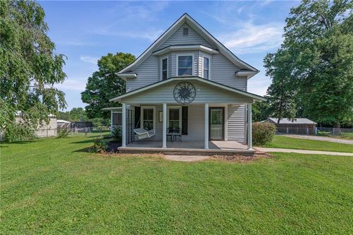 105 4th St, Sibley, MO, 64088-9643 | Card Image