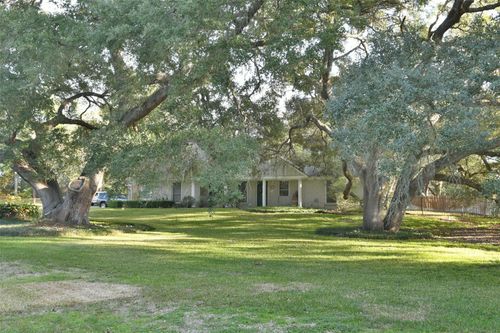 101 Oak Hill Dr, Brenham, TX, 77833-9339 | Card Image
