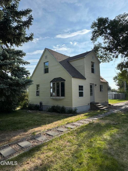 410 1st St Nw, Crosby, ND, 58730-3079 | Card Image