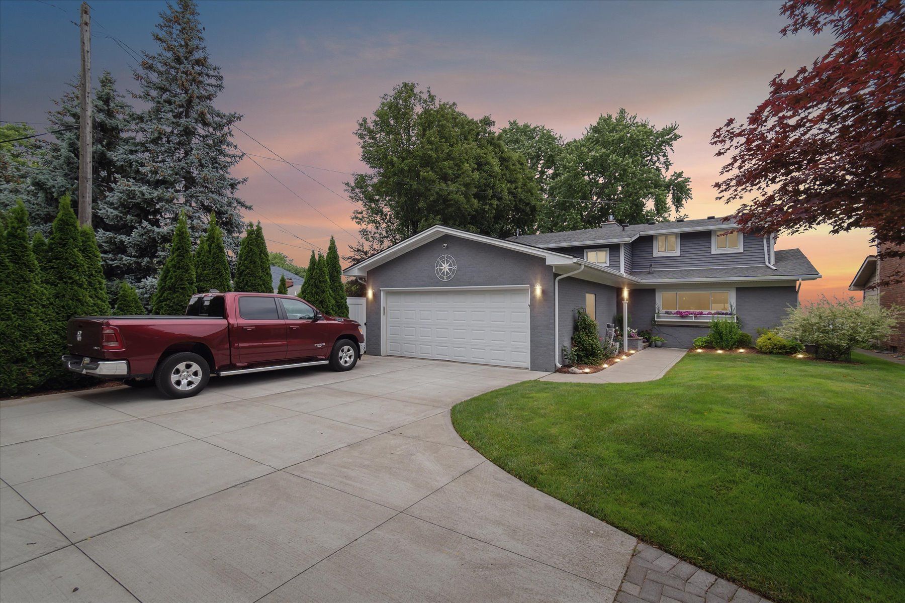 Jefferson Ave, Saint Clair Shores, MI 48082