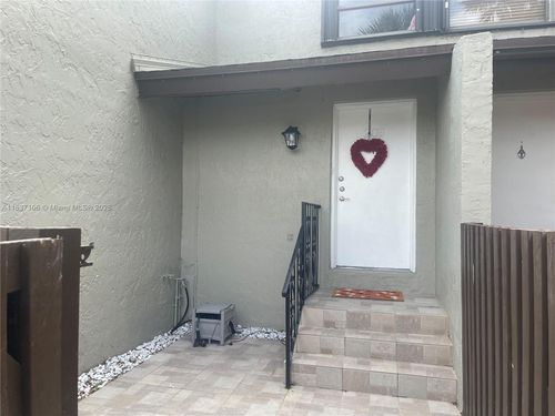 apt-203-10020 Nw 9th Street Cir, Miami, FL, 33172-5128 | Card Image