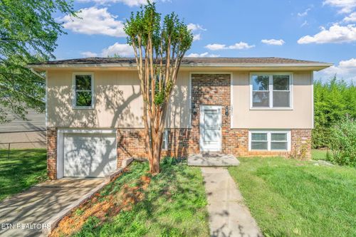 1321 Scotsbury Cir, Knoxville, TN, 37919-8491 | Card Image
