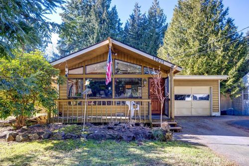 17017 10th Ave Ne, Shoreline, WA, 98155-5101 | Card Image
