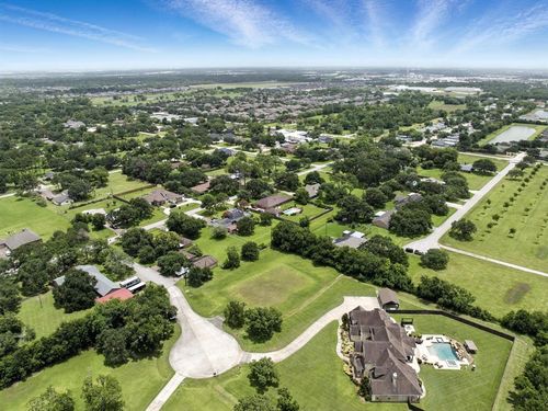 2253 Stevens Dr, Pearland, TX, 77581-8305 | Card Image