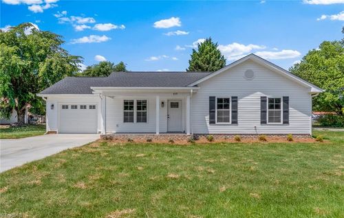 859 W Lee Ave, Yadkinville, NC, 27055-7675 | Card Image