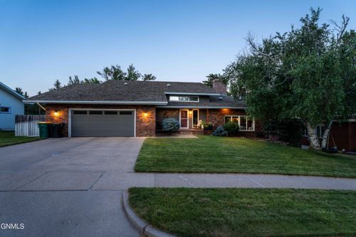 1117 W Highland Acres Rd, Bismarck, ND, 58501-1258 | Card Image
