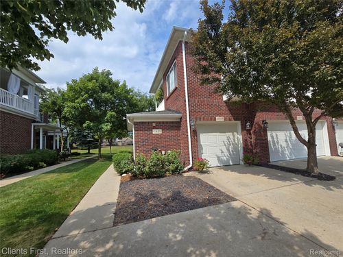 6797 Boulder Pointe Dr, Washington Twp, MI, 48094-4501 | Card Image