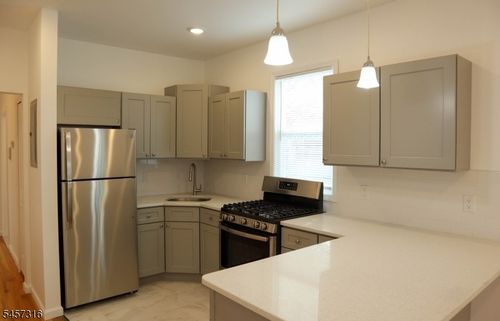 2r-373 6th Ave W, Newark, NJ, 07107 | Card Image