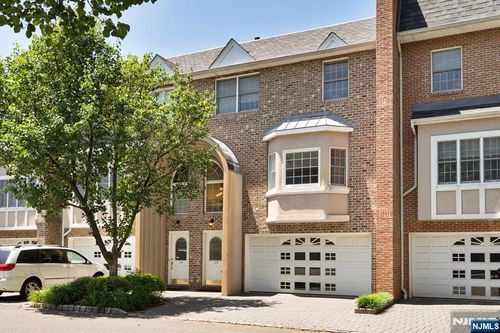137 Stonegate Trl, Cresskill, NJ, 07626-2411 | Card Image