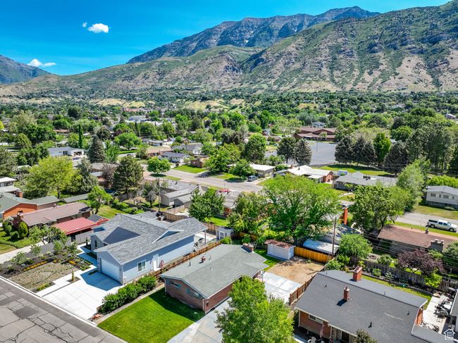 Aerial view of residential area featuring mountains | Image 27