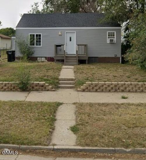 1015 8th Ave W, Williston, ND, 58801-4933 | Card Image