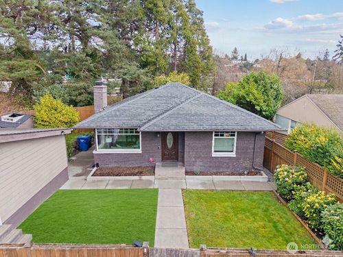 8250 Corliss Ave N, Seattle, WA, 98103-4525 | Card Image