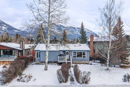 1001 9 Ave, Canmore, AB, T1W1Z5 | Card Image