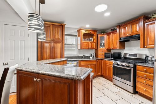 83 Dexter St, Cumberland, RI, 02864-7806 | Card Image
