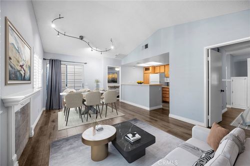 7025 Glade Ave, Canoga Park, CA, 91303-1816 | Card Image