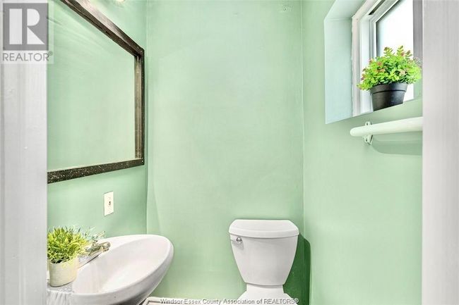 1976 Bernard Rd, House other with 3 bedrooms, 2 bathrooms and null parking in Windsor ON | Image 5