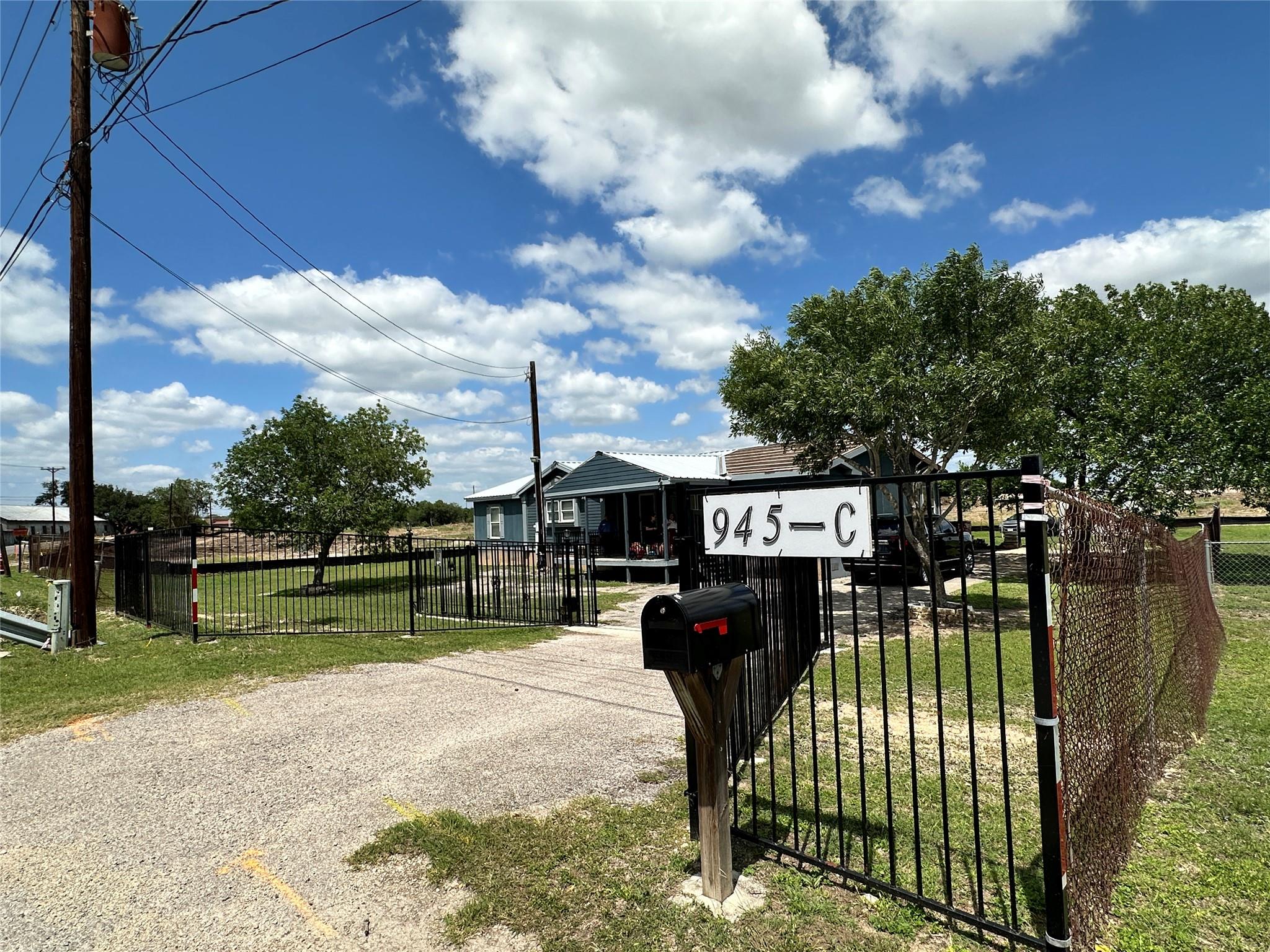 Commercial Sale in Buda 3