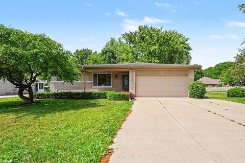 5233 Plymouth St, Sterling Heights, MI, 48310-6636 | Card Image