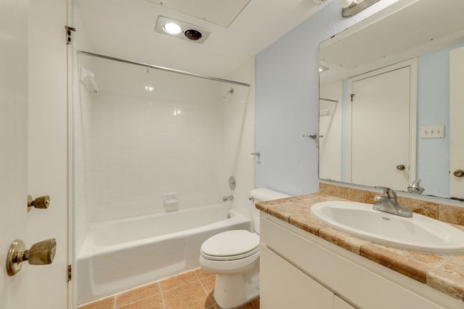 Full bathroom shared between bedrooms. | Image 21