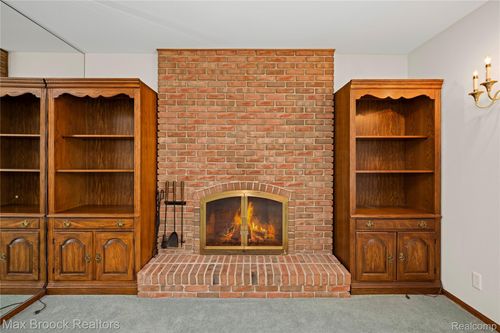 293 Scottsdale Dr, Troy, MI, 48084-1718 | Card Image