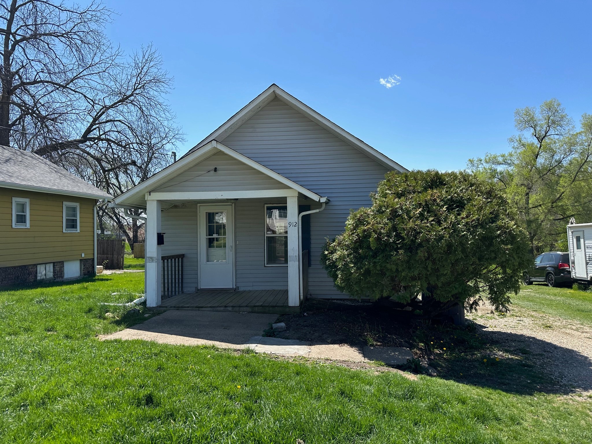 Lewis Ave, Des Moines, IA 50315