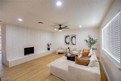 275 Pecos Way, Las Vegas, NV, 89121-2404 | Card Image