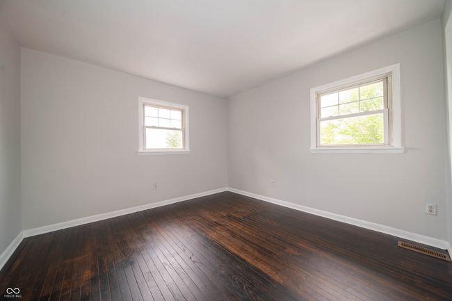 unfurnished room with dark wood-style floors and baseboards | Image 33
