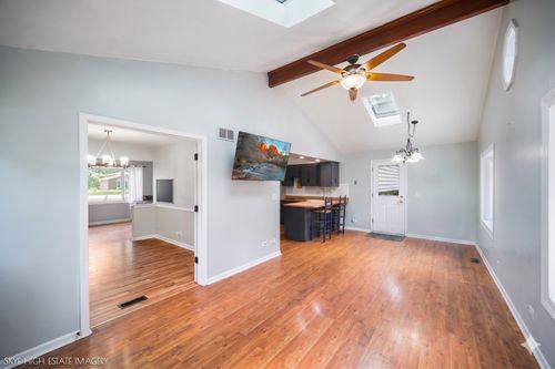 28W516 Leverenz Rd, Naperville, IL, 60564-8995 | Card Image