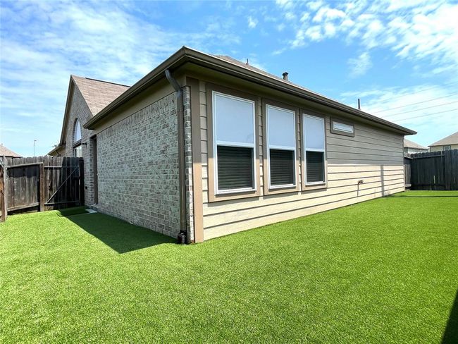 Backyard with Turf Grass | Image 32