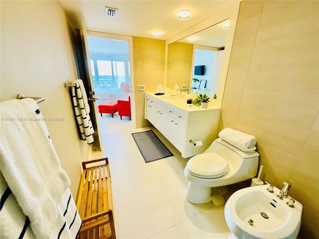 APT-11B - 881 Ocean Dr, Condo with 2 bedrooms, 2 bathrooms and null parking in Key Biscayne FL | Image 42