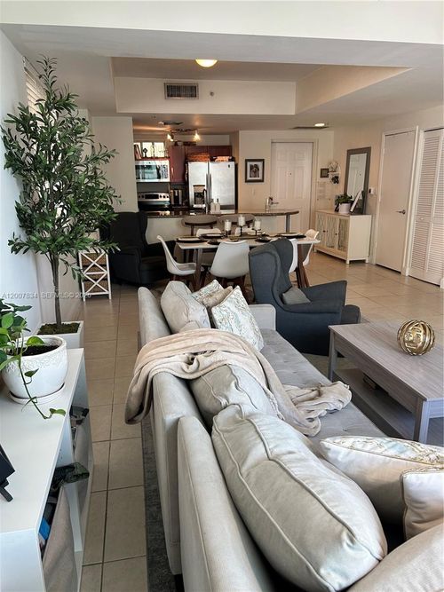 c612-7275 Sw 90th St, Miami, FL, 33156-8308 | Card Image