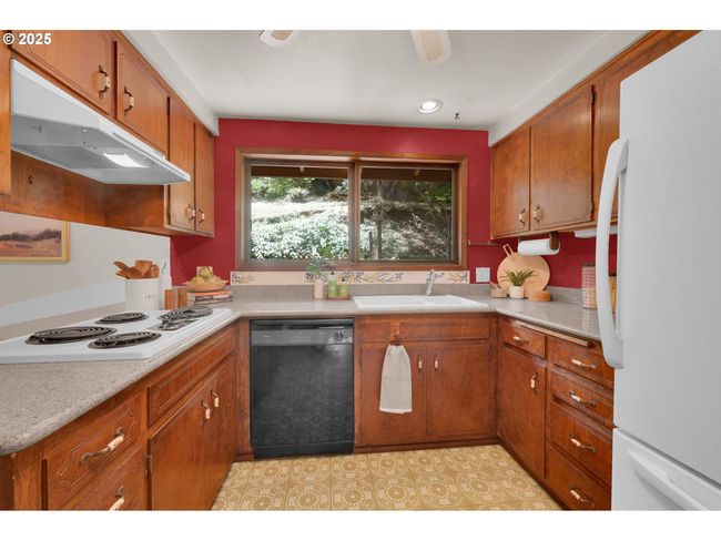 1770 W 28 Th Ave, House other with 3 bedrooms, 2 bathrooms and 2 parking in Eugene OR | Image 14